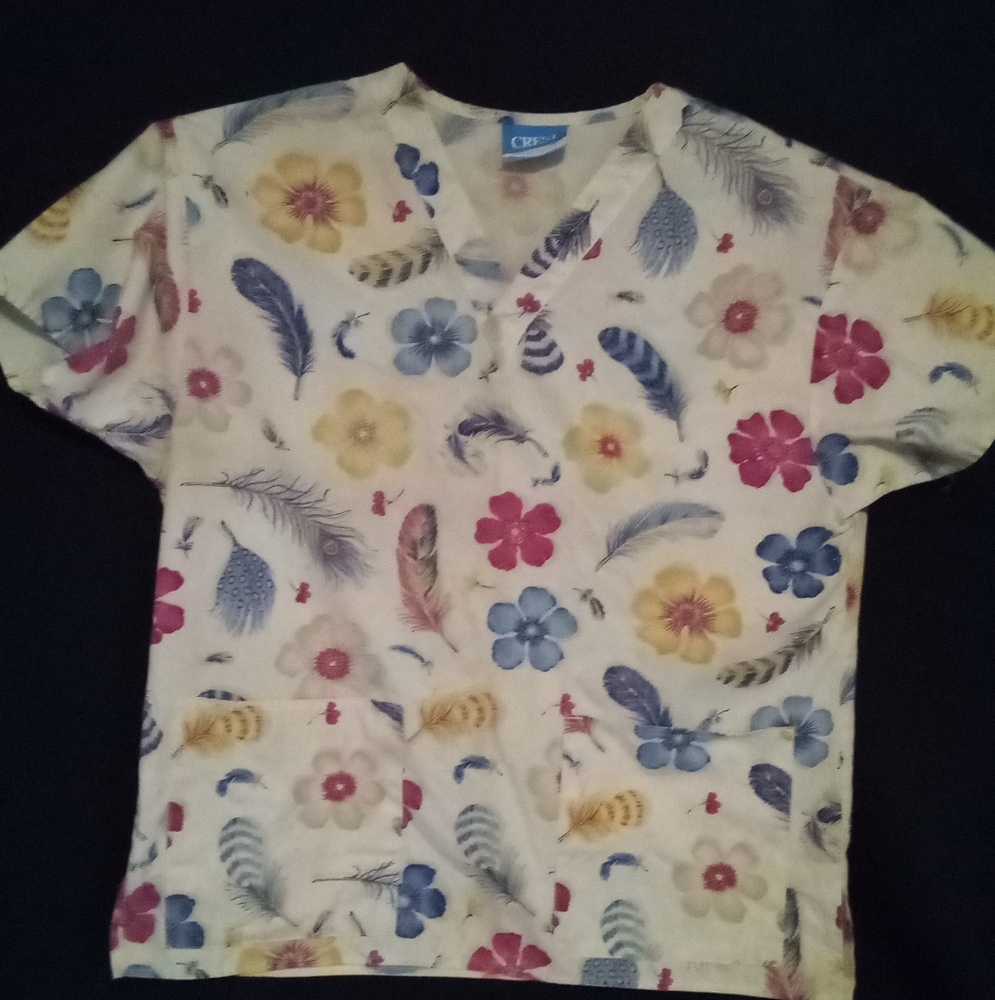 Crest Scrub Top Flowers And Feathers In Great Condition.  Size MEDIUM